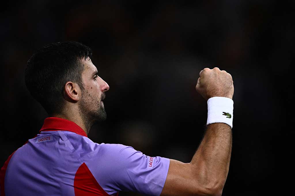 Novak Djokovic melawan rasa sakit di perutnya untuk meraih kemenangan atas petenis non-unggulan asal Belanda, Tallon Griekspoor dengan skor 4-6, 7-6 (7/2), 6-4 di babak 16 besar Paris Masters.