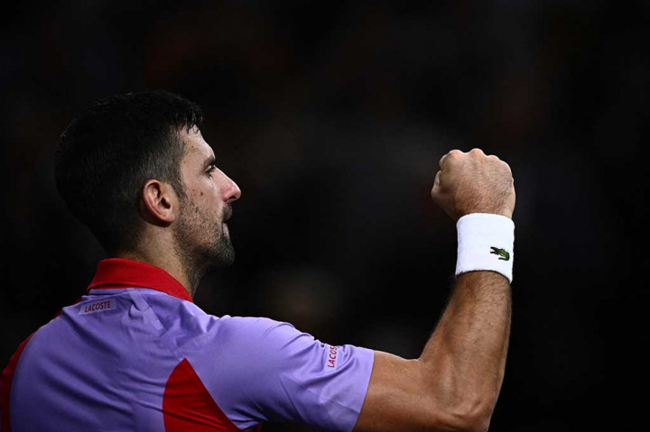 Novak Djokovic melawan rasa sakit di perutnya untuk meraih kemenangan atas petenis non-unggulan asal Belanda, Tallon Griekspoor dengan skor 4-6, 7-6 (7/2), 6-4 di babak 16 besar Paris Masters.