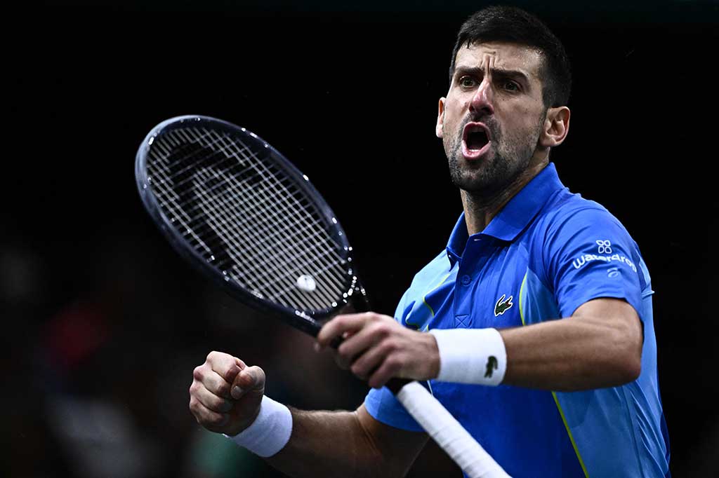 Novak Djokovic mengalahkan Holger Rune, Jumat, 3 November 2023 waktu setempat, untuk membalas kekalahannya di final Paris Masters tahun lalu, dan mencapai empat besar di turnamen ATP Tour pertamanya sejak memenangi AS Terbuka.