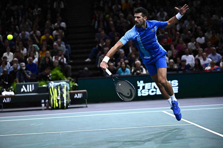 Djokovic, pemegang rekor juara enam kali, akan menghadapi Alex de Minaur atau Andrey Rublev pada hari Sabtu, 4 November, untuk memperebutkan satu tempat di final Paris Masters kesembilannya.