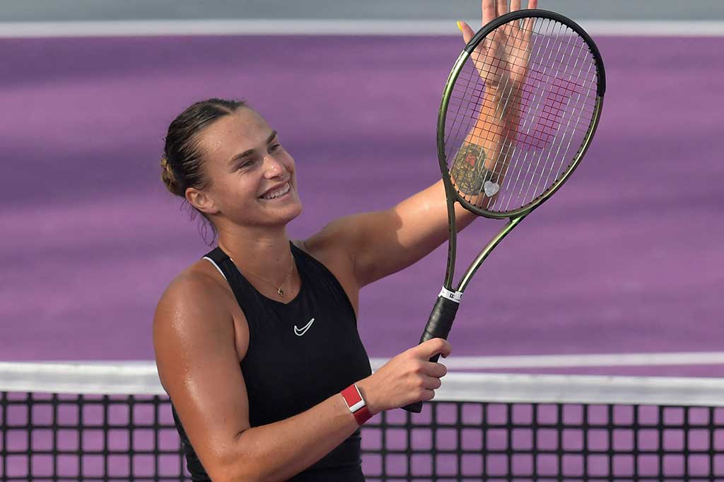 Petenis nomor satu dunia Aryna Sabalenka mengalahkan Elena Rybakinac dengan skor 6-2, 3-6, 6-3, Jumat, 3 November 2023 waktu setempat, untuk mencapai semifinal WTA Finals.