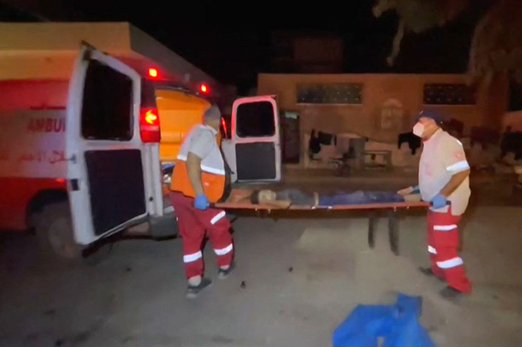 “20 orang yang mati syahid dan puluhan orang terluka tiba di rumah sakit Al-Shifa di Kota Gaza setelah serangan langsung terhadap sebuah sekolah yang diubah menjadi kamp darurat bagi para pengungsi di daerah al-Saftawy di Gaza utara,” kata Kementerian Kesehatan dalam sebuah pernyataan.