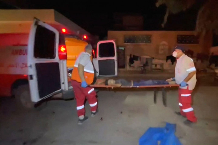 “20 orang yang mati syahid dan puluhan orang terluka tiba di rumah sakit Al-Shifa di Kota Gaza setelah serangan langsung terhadap sebuah sekolah yang diubah menjadi kamp darurat bagi para pengungsi di daerah al-Saftawy di Gaza utara,” kata Kementerian Kesehatan dalam sebuah pernyataan.