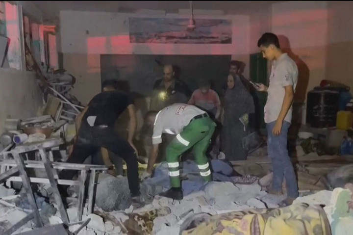 Tim penyelamat Palestina mencari korban selamat di Sekolah Osama bin Zaid, yang menampung para pengungsi di daerah Al-Saftawy, utara Kota Gaza pascaterjadinya serangan pada Jumat, 3 November 2023.