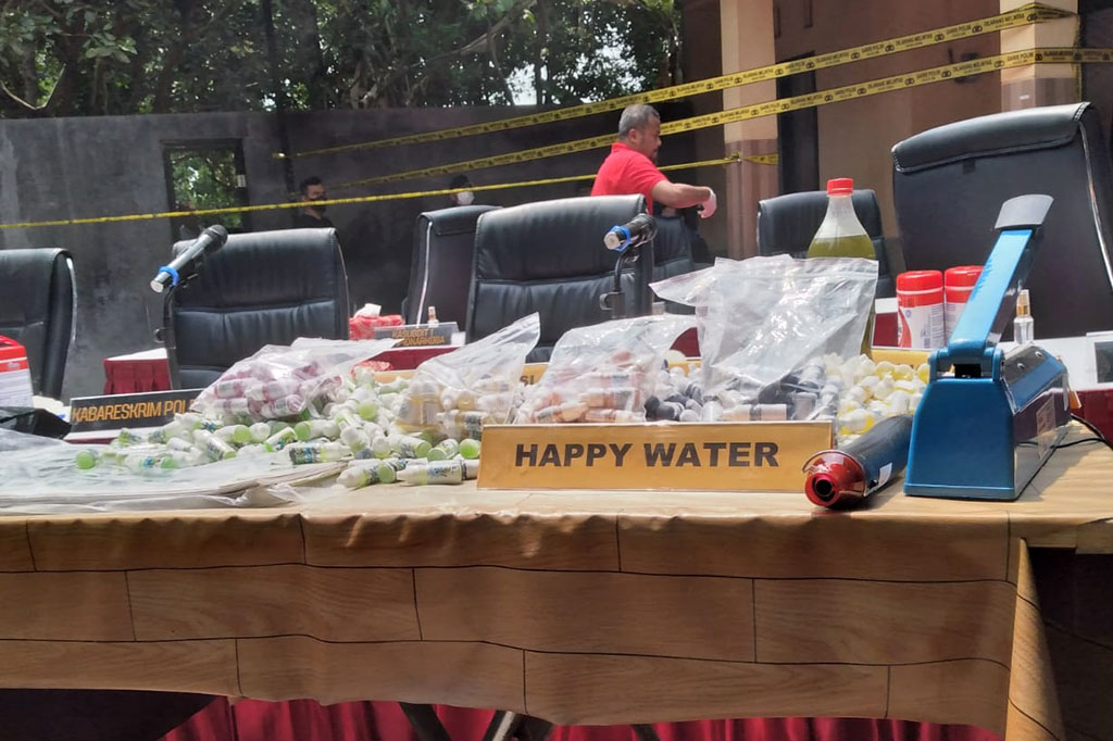 Badan Reserse Kriminal (Bareskrim) Polri menggerebek rumah produksi keripik pisang mengandung narkoba di wilayah Kabupaten Bantul, Daerah Istimewa Yogyakarta (DIY). Sebanyak delapan orang ditangkap dalam kasus tersebut.