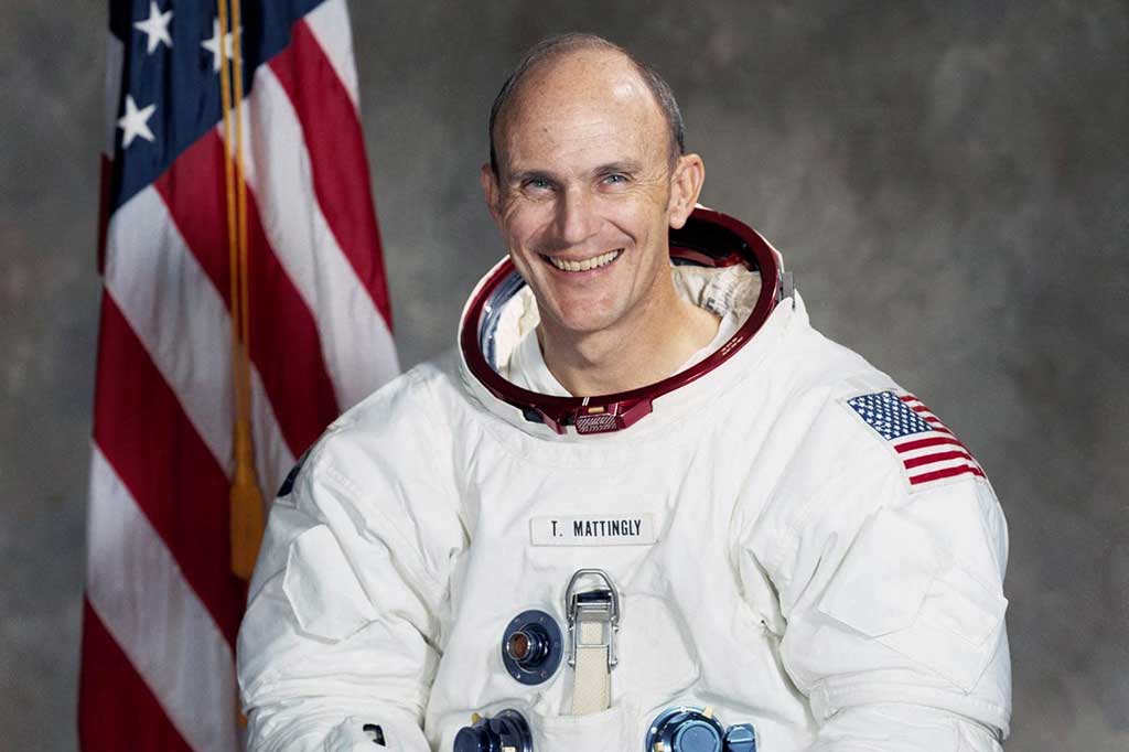 Seorang astronaut NASA yang dikeluarkan dari misi nahas Apollo 13 tetapi membantu membawa krunya pulang dengan selamat berkat upaya pemecahan masalah dari kendali darat, telah meninggal pada usia 87 tahun.