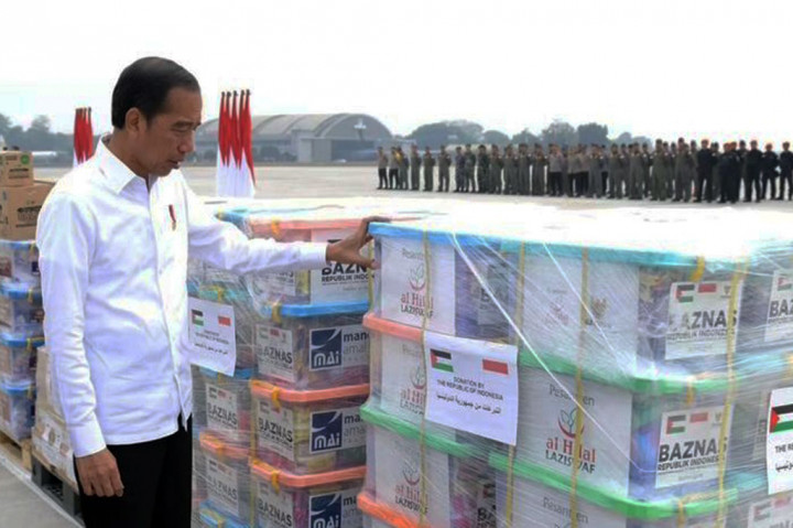 Presiden Joko Widodo (Jokowi) melepas pengiriman bantuan kemanusiaan dari Pemerintah RI untuk warga Palestina di Gaza. Jokowi mengemukakan bantuan tersebut berupa alat penjernih air minum hingga peralatan medis seberat total 51,5 ton.