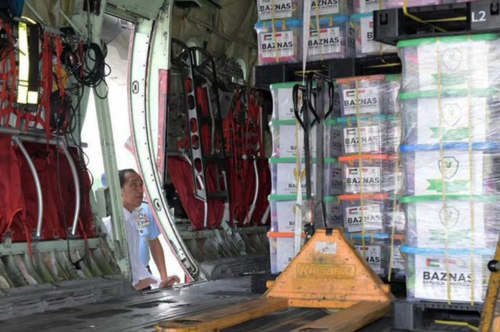 Gelombang pertama seberat 21 ton lebih bantuan dikirim menggunakan dua pesawat, masing-masing C-130 Hercules dan A-1328 berasal dari Skadron Udara 31 dan Skadron Udara 32 TNI AU dari Base Ops Lanud Halim Perdanakusuma Jakarta. Sebanyak 30 ton lebih bantuan diterbangkan menggunakan pesawat kargo Boeing 737 dari Bandara Internasional Soekarno-Hatta Tangerang, Banten.