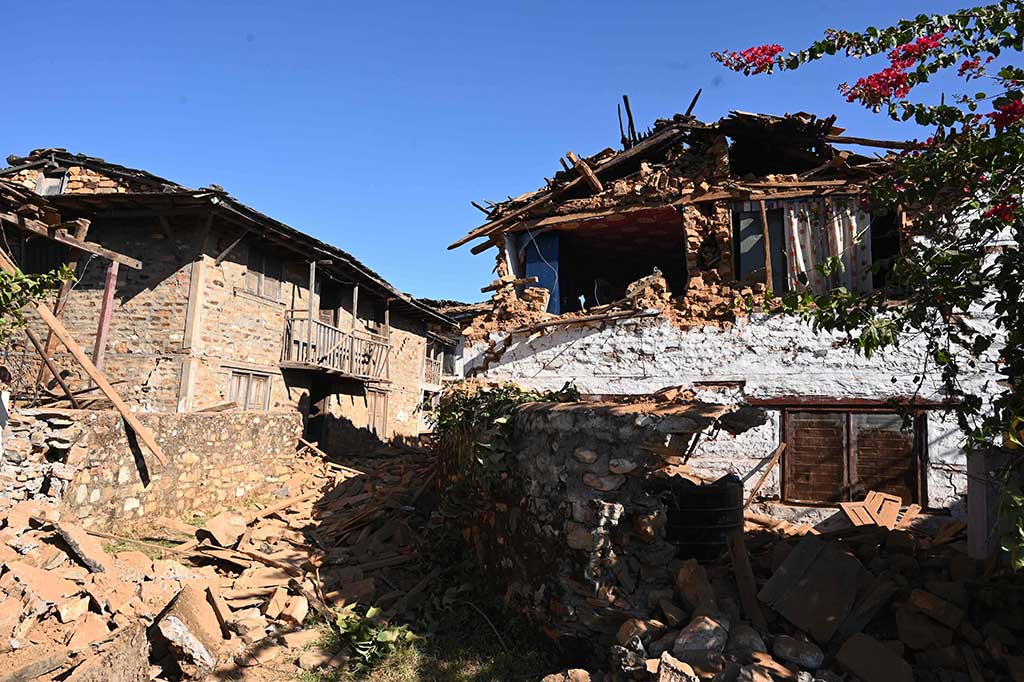 Video dan foto yang diposting di media sosial menunjukkan penduduk setempat menggali puing-puing untuk menarik korban selamat dari reruntuhan rumah dan bangunan yang runtuh.