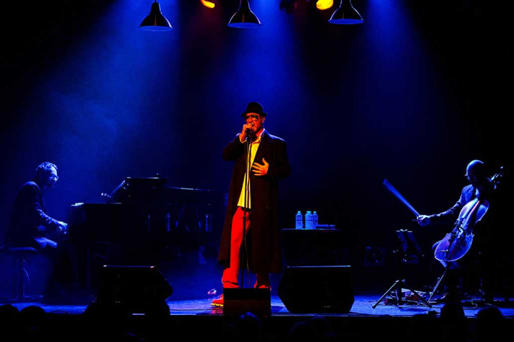 Setelah tampil di Inggris dan Irlandia, tur Cantona sings Eric mencapai Lyon pada hari Jumat, 3 November 2023. Cantona dengan sepatu dan celana olahraga merah, mantel hitam panjang dan topi kecil serta melakukan upaya yang membuatnya basah kuyup, menampilkan sekitar 20 komposisinya sendiri di hadapan penonton yang sebagian besar terjual habis di teater kecil Comedie Odeon.