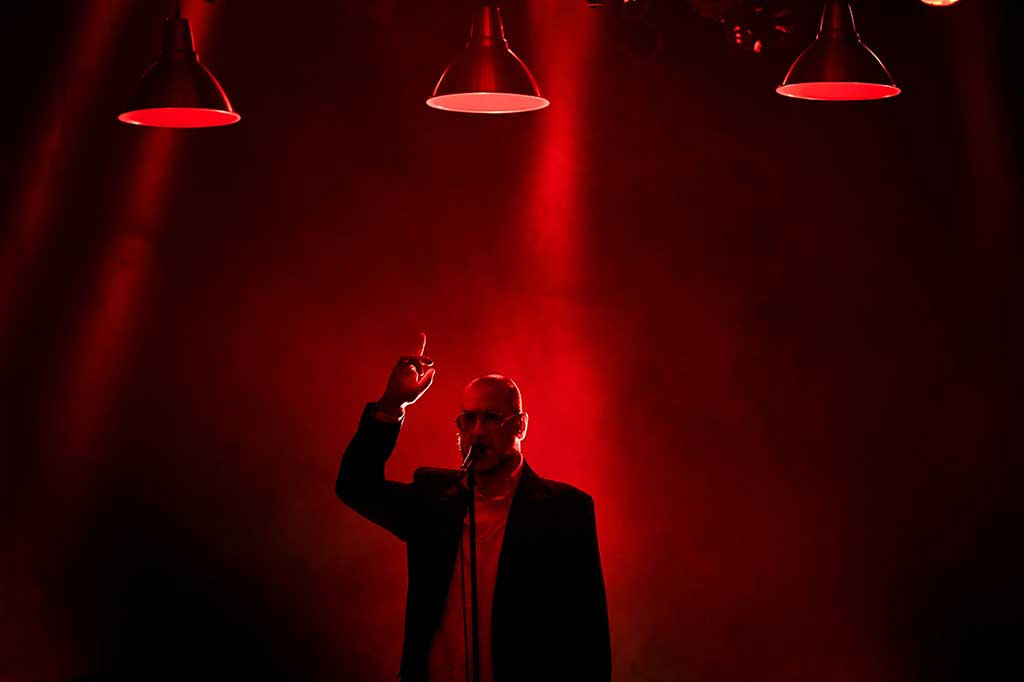 Eric Cantona, bintang sepak bola, pelukis, dan aktor utama menambahkan bintang rock ke dalam repertoarnya saat ia memulai tur konser untuk berbagi emosinya.