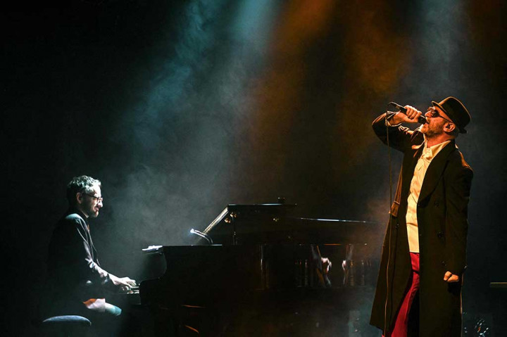 Cantona memenangi gelar liga bersama Marseille dan Leeds sebelum tiba di Manchester United pada 1992 dan mengangkat klub tersebut ke puncak sepakbola Inggris. Sejak pensiun ia telah tampil dalam serangkaian film, serial televisi, dan iklan.