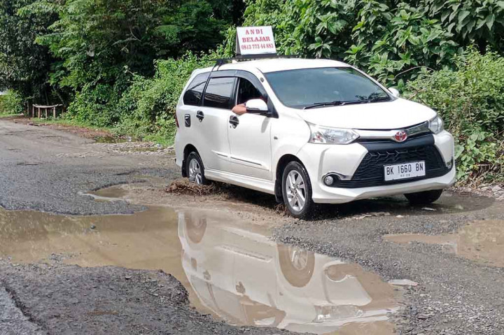 Kondisi badan jalan yang menghubungkan Kota Sigli-Kampus Universitas Jabal Ghafur, Kabupaten Pidie, Provinsi Aceh cukup mengkhawatirkan. Pasalnya ratusan lubang dan genangan air hujan sedalam sekitar 5 hingga 10 cm bertaburan menghiasi badan jalan aset Pemerintah Provinsi Aceh itu.
