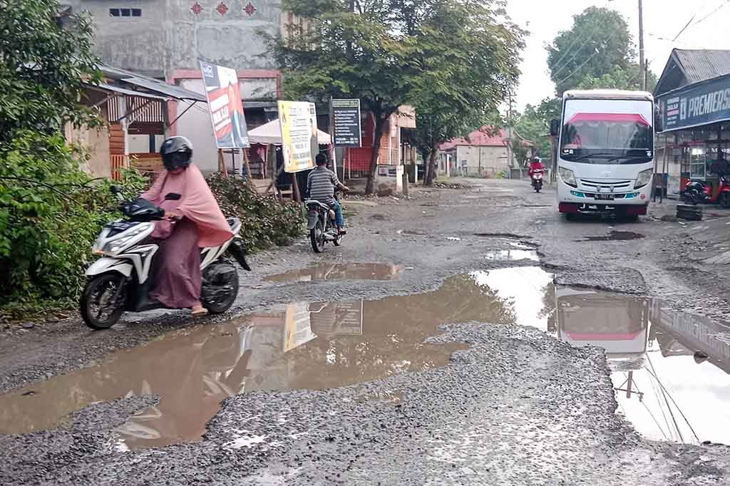 Padahal sepanjang jalur itu merupakan kawasan padat penduduk dan jalur utama akses lalulintas warga, mahasiswa dan pelajar. Bahkan itu juga jalur angkutan galian C dari sungai Krueng Baro di kawasan dataran tinggi Tangse untuk bahan utama pembangunan jalan tol Sibanceh (Sigli-Banda Aceh).