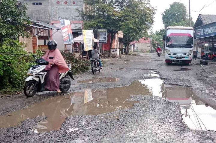 Padahal sepanjang jalur itu merupakan kawasan padat penduduk dan jalur utama akses lalulintas warga, mahasiswa dan pelajar. Bahkan itu juga jalur angkutan galian C dari sungai Krueng Baro di kawasan dataran tinggi Tangse untuk bahan utama pembangunan jalan tol Sibanceh (Sigli-Banda Aceh).