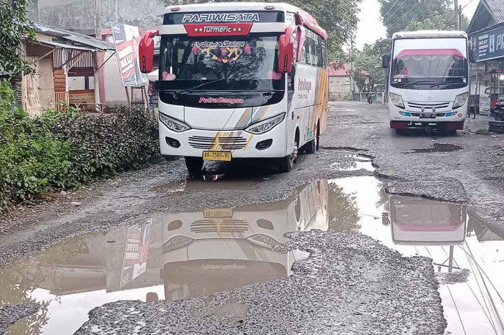 Tokoh Masyarakat Kecamatan Delima, Muhammad Amin, yang saban hari pulang pergi dari kampung asalnya di Kecamatan Delima menuju Kota Sigli, mengatakan sangat terganggu dengan kondisi kerusakan badan jalan itu. Selain bertabur lubang karena aspal sudah rusak, juga terjadi amblas ke sungai di beberapa titik.