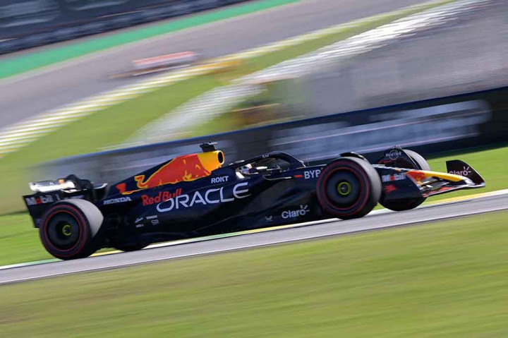 Max Verstappen melanjutkan kebiasaan menangnya dengan kemenangan terukur lainnya untuk Red Bull pada hari Sabtu, 4 November 2023 ketika ia meraih kemenangan dalam balapan sprint di Grand Prix Sao Paulo.