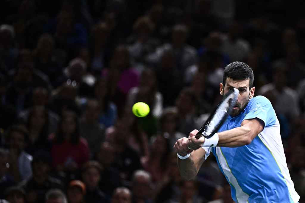 Novak Djokovic bangkit untuk mengalahkan Andrey Rublev 5-7, 7-6 (7/3), 7-5 di semifinal Paris Masters yang mencekam pada hari Sabtu, 4 November 2023, mendapatkan kesempatan untuk meraih gelar ketujuh yang memperpanjang rekor di final melawan Grigor Dimitrov.