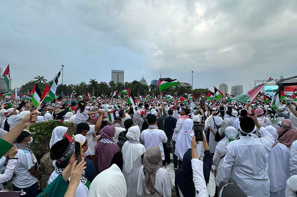 Aksi akbar Aliansi Rakyat Indonesia Bela Palestina resmi dimulai di Monas, Jakarta Pusat. Sejumlah tokoh tampak hadir dalam acara ini.