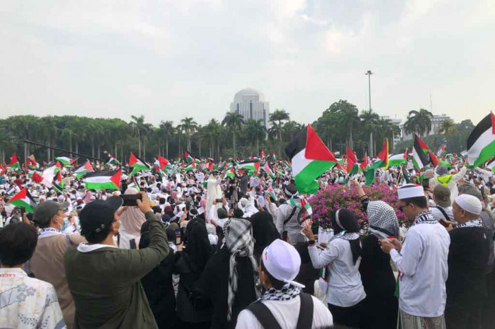 Seluruh hadirin dari berbagai latar belakang kompak bernyanyi dengan khidmat. Mereka juga mengibarkan bendera Indonesia dan Palestina.