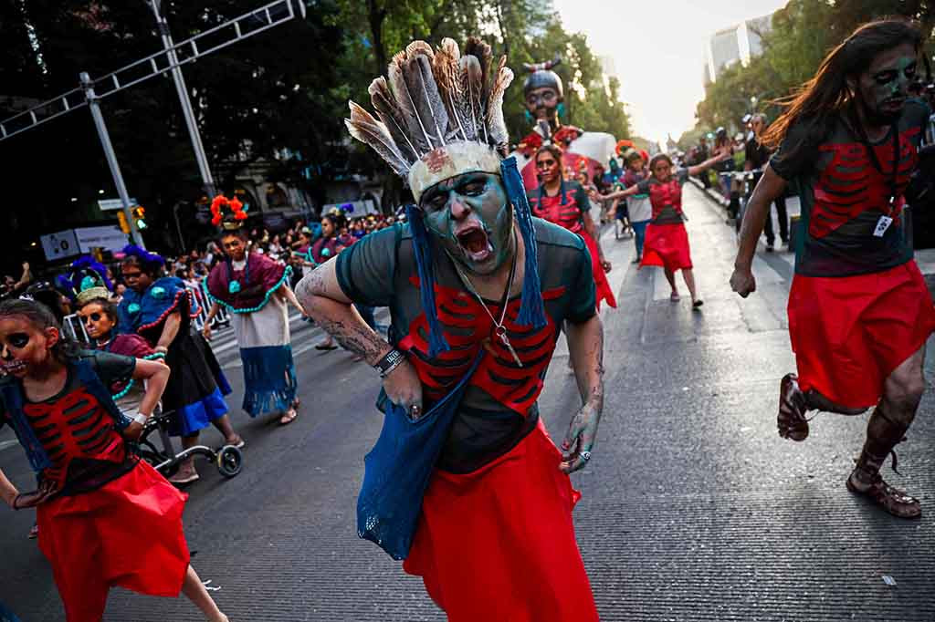Sebagai bagian dari perayaan tersebut, puluhan penari berpakaian kerangka atau mengenakan kostum tradisional berjalan menyusuri Paseo de la Reforma, salah satu jalan paling terkenal di ibu kota.