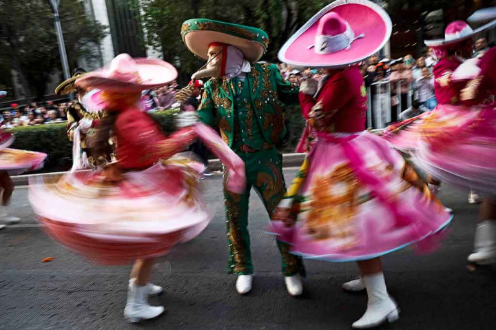 Ribuan orang berbaris di jalan-jalan Mexico City pada hari Sabtu, 4 November 2023 untuk menikmati parade penuh warna dalam perayaan Hari Orang Mati, salah satu hari libur terpenting di negara tersebut.