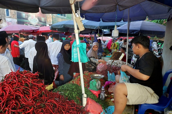 Ia menjelaskan, pihaknya telah menginstruksikan kepada seluruh dinas terkait, seperti Dinas Perdagangan, Dinas Pertanian, Dinas Ketahanan Pangan, Dirut PD Pasar dan stakeholder lainnya untuk segera menemukan
solusi secepatnya.