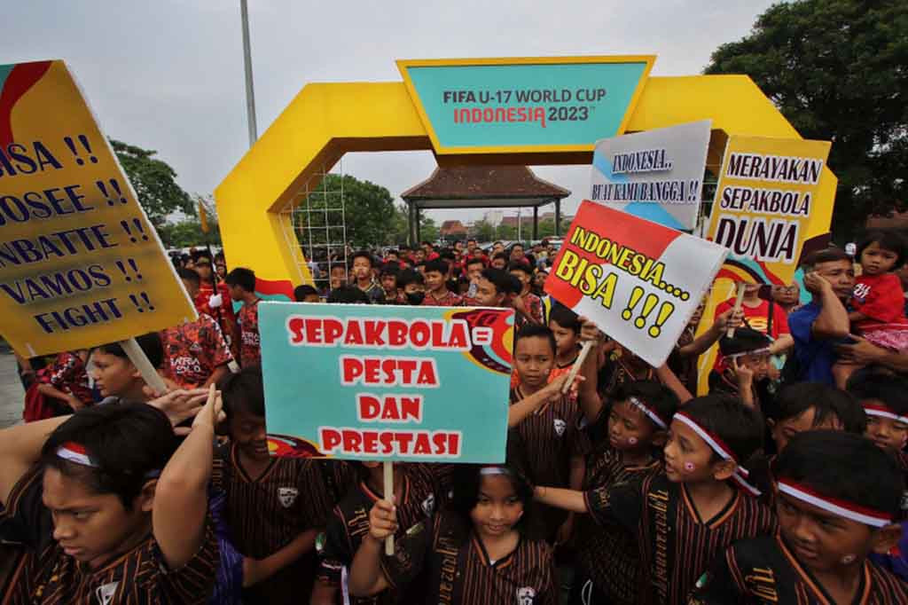 Suasana sangat meriah dan ribuan masyarakat menyambut antusias prosesi arak arakan yang dimulai dari Stadion Sriwedari menuju Pura Mangkunegaran, yang berjarak 2 km.