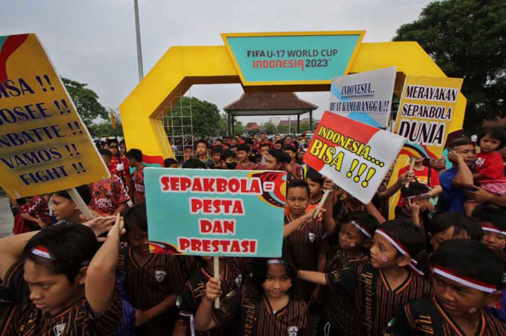 Suasana sangat meriah dan ribuan masyarakat menyambut antusias prosesi arak arakan yang dimulai dari Stadion Sriwedari menuju Pura Mangkunegaran, yang berjarak 2 km.