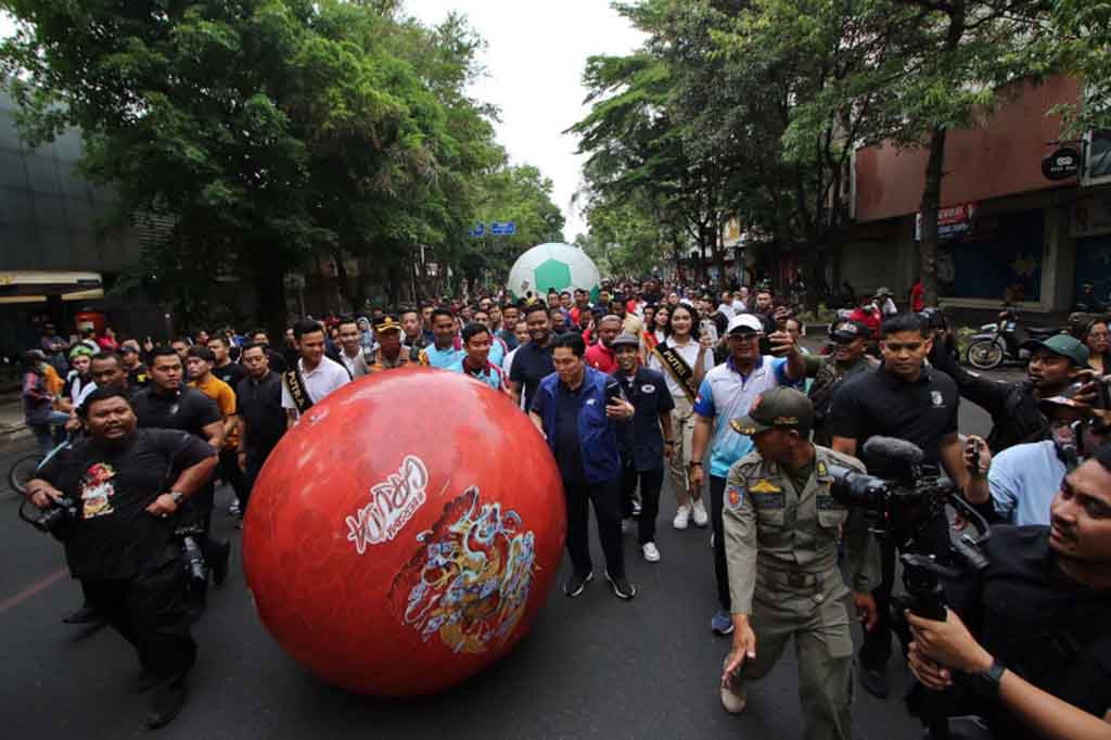 Ketua Umum PSSI Eric Thohir yang terlibat dalam arak arakan tur trofi Piala Dunia U-17 bersama Wali Kota Gibran Rakabuming Raka ,tampak begitu bangga dan bahagia melihat sambutan masyarakat yang luar biasa di sepanjang rute pawai.