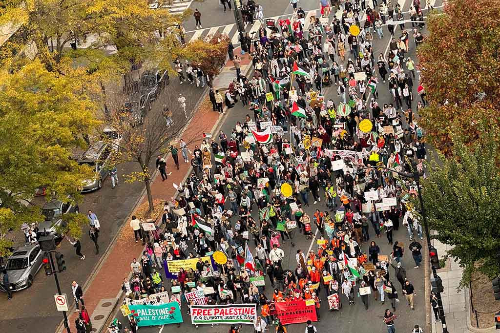 Ribuan pengunjuk rasa di ibu kota AS pada hari Sabtu, 4 November 2023 menyerukan gencatan senjata di Gaza di tengah kampanye pemboman Israel yang tiada henti, dan beberapa di antaranya mengecam dukungan Presiden Joe Biden terhadap sekutu utama Washington di Timur Tengah.