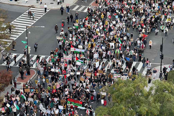 “Bebaskan, bebaskan Palestina,” dan “Akhiri pengepungan di Gaza sekarang,” teriak para pengunjuk rasa.