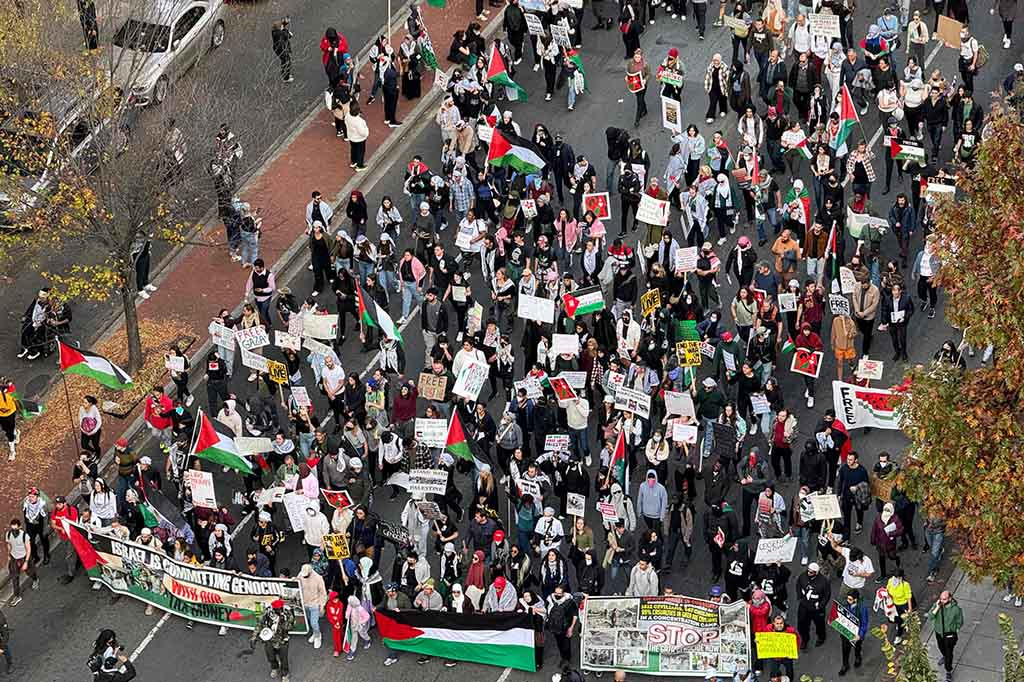 Unjuk rasa tersebut, di mana para demonstran mengibarkan bendera Palestina dan mengenakan syal tradisional keffiyeh, merupakan protes terbesar di Washington sejak awal konflik Israel-Hamas pada 7 Oktober.