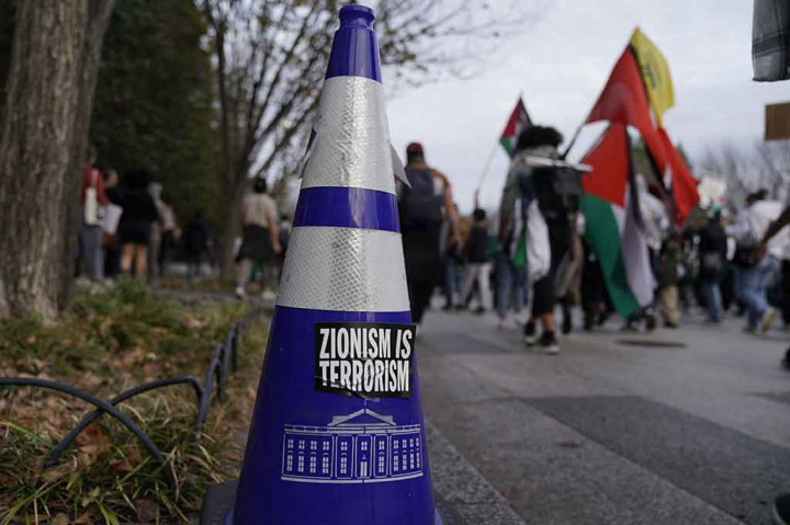 Jasmine Iman, 25, datang dari New York untuk menghadiri protes tersebut dan mengatakan dia tidak akan memilih Biden dalam pemilihan presiden tahun depan karena dukungannya yang teguh terhadap Israel.