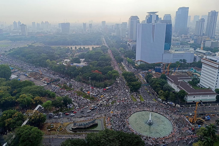 Tidak hanya masyarakat sipil biasa tetapi sejumlah perwakilan lembaga negara terlihat hadir seperti ketua DPR Puan Maharani, Menteri Agama Yaqut Cholil Qoumas, Menteri Luar Negeri Retno Marsudi. Sejumlah elemen masyarakat yang tergabung dalam Aliansi Rakyat Indonesia akan menggelar Aksi Damai Bela Palestina yang berlangsung di Monumen Nasional (Monas), Jakarta Pusat, pada Minggu pekan ini.