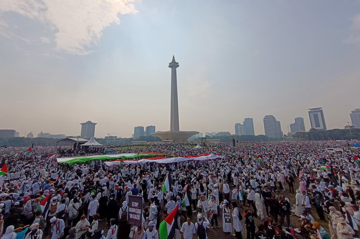 Menurut informasi yang dihimpun ANTARA massa yang sebagian besar mengenakan baju putih mulai memadati Monas dari pukul 06.00 WIB. Sebagian besar mereka membawa bendera, syal, dan juga baju berlambangkan Palestina hingga poster kecaman atas keganasan serangan Israel yang berdampak pada rakyat sipil Palestina.