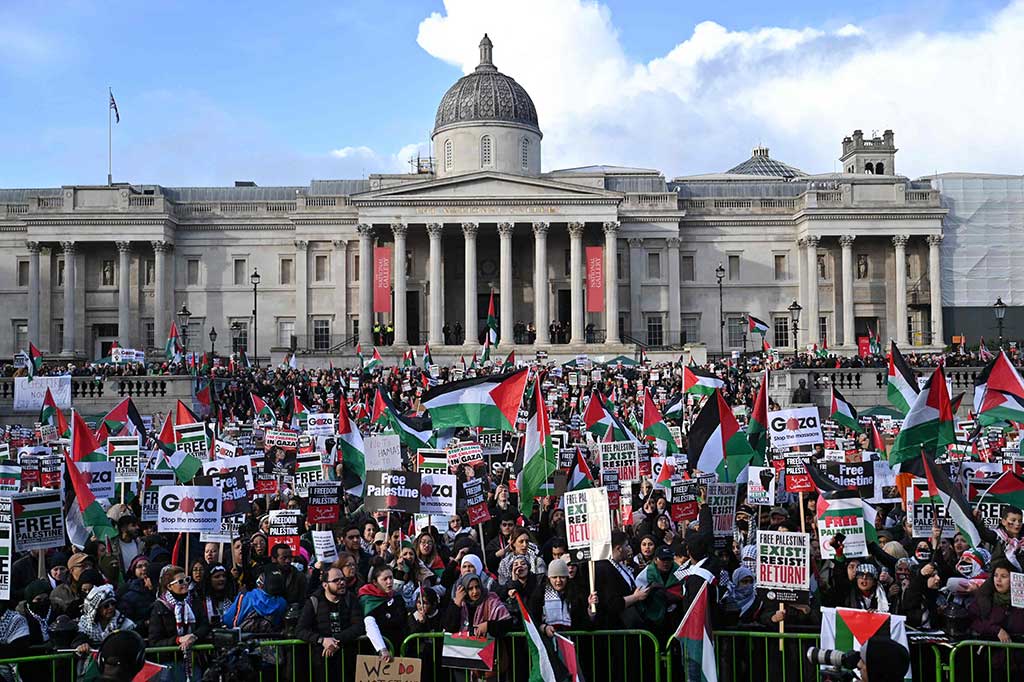 Sambil mengibarkan bendera Palestina, massa meneriakkan slogan pro Palestina termasuk 'Dari Sungai hingga laut, Palestina akan bebas' (From the river to the sea, Palestine will be free).