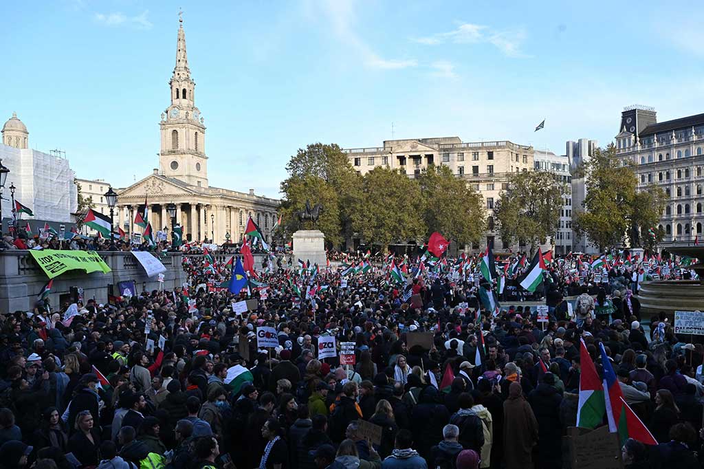 Puluhan ribu warga kembali berunjuk rasa besar-besaran memenuhi jalan dan berkumpul di Trafalgar Square London pada Sabtu, 5 November 2023 waktu setempat, untuk memprotes Israel dan menyerukan gencatan senjata segera dalam konflik mematikan itu.