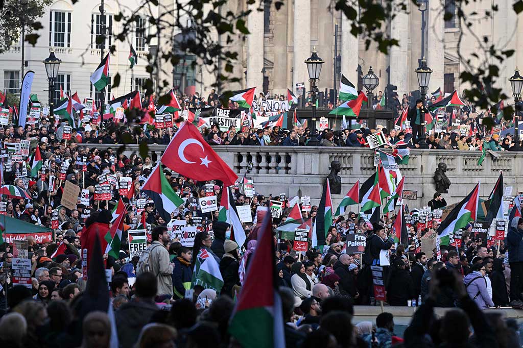 Pendemo Yahudi juga memprotes aksi pemerintah Israel dengan spanduk 'Yahudi bilang hentikan genosida warga Palestina' dan 'Yahudi untuk Palestina Merdeka'.