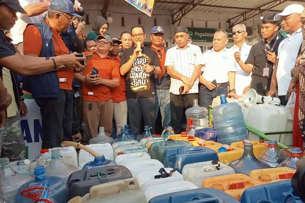 Anies mengatakan kepada ratusan warga yang antre, bahwa kondisi tersebut harus diubah dengan melakukan perubahan mulai dari memilih pemimpinnya. Dia pun mengapresiasi inisiatif warga setempat (Relawan) yang membagikan air bersih bagi warga yang membutuhkan. 