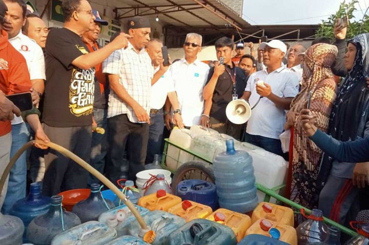 Ratusan warga berbondong-bondong mengantre mengambil air bersih di Jalan Sultan Abdullah, Makassar, salah satu posko tim pemenangan pasangan bakal calon presiden dan cawapres, Anies Rasyid Baswedan-Muhaimin Iskandar (AMIN), yang diusung Koalisi Perubahan.