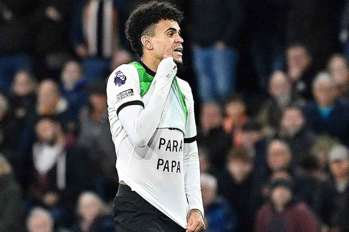 Pemain 26 tahun itu memperlihatkan kaus bertuliskan 'bebaskan ayah' saat mencetak gol serta saat pertandingan usai.