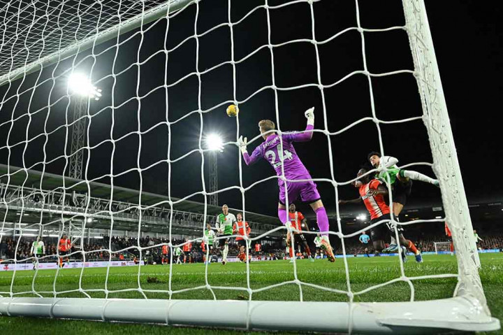 Diaz dimasukkan sebagai pemain pengganti, beberapa saat setelah Tahith Chong membawa Luton memimpin pada menit ke-80.
