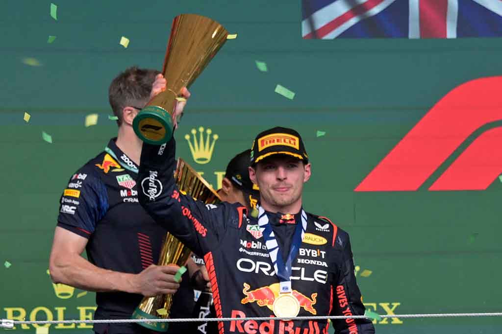 Alonso dan Perez terlibat pertarungan sampai akhir yang menegangkan, sebelum pembalap Spanyol itu mengamankan posisi di podium.