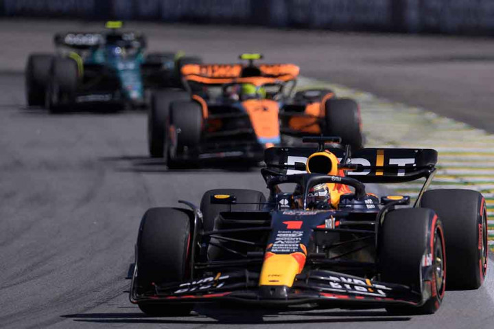 Max Verstappen mengukir kemenangannya yang ke-17 musim ini di Grand Prix Sao Pulo yang berlangsung di Sirkuit Interlagos, Brazil, Minggu malam waktu setempat atau Senin, 6 November 2023 pagi WIB.