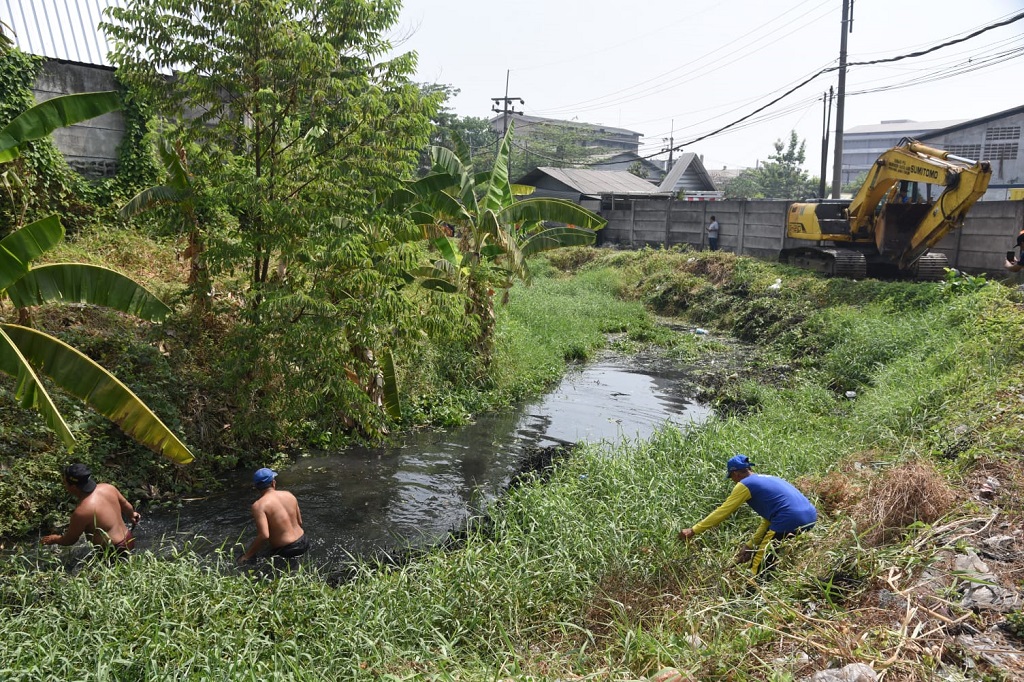 Menghadapi musim hujan, Pemkab Sidoarjo mulai menyiagakan belasan rumah pompa dan terus melakukan normalisasi sungai-sungai yang mengalami penyempitan dan pendangkalan.