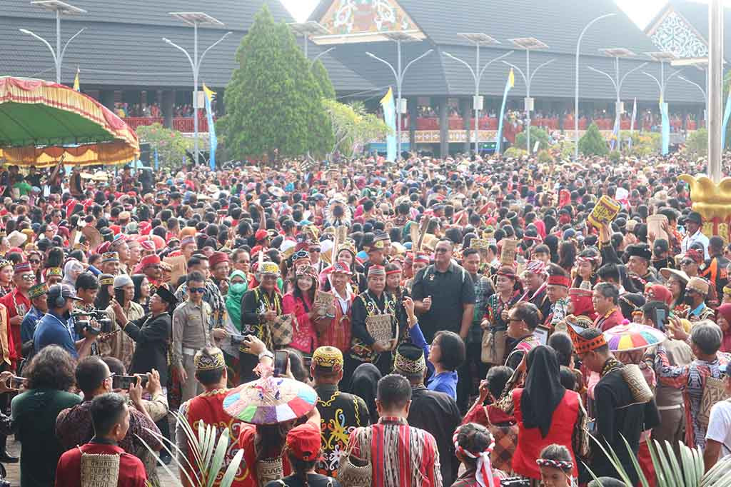 Bupati Kutai Barat, FX Yapan mendorong budidaya rotan di tiap desa untuk komoditas pengembangan produk lokal bagi Masyarakat Adat Dayak. Hal itu dia tekankan pada perhelatan budaya Dahau di Hari Ulang Tahun (HUT) Kabupaten Kutai Barat ke-24, Minggu, 5 November 2023.