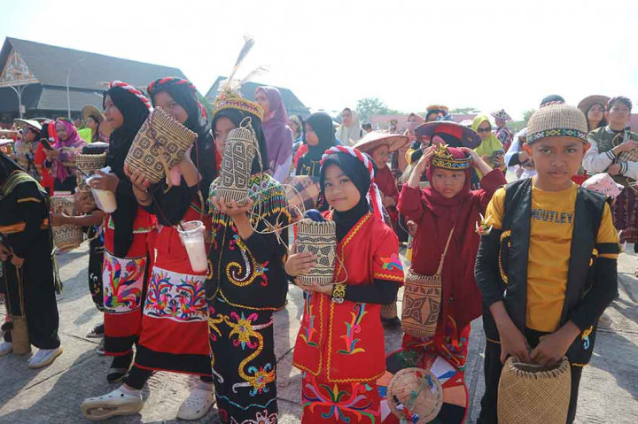 Menurutnya rotan adalah tumbuhan yang tidak terpisahkan dari kehidupan warga Dayak. Budidaya rotan bukan sekedar kegiatan bercocok tanam, tapi juga upaya upaya melestarikan alam dan tradisi.