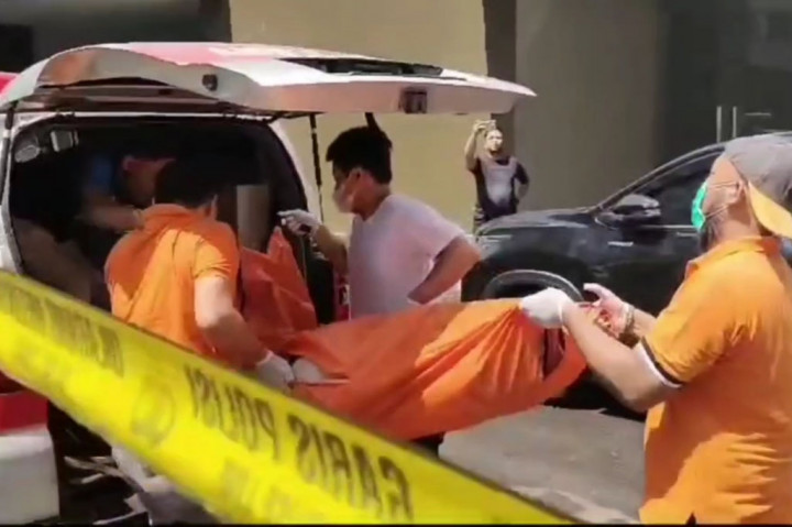 Selain itu polisi juga melakukan uji toksikologi, untuk mengetahui kadar racun di tubuh korban. Uji toksikologi dilakukan karena dari olah TKP, ditemukan selang dan tabung helium dekat jenazah. Selain itu juga tidak ada tanda-tanda kekerasan pada tubuh korban. 