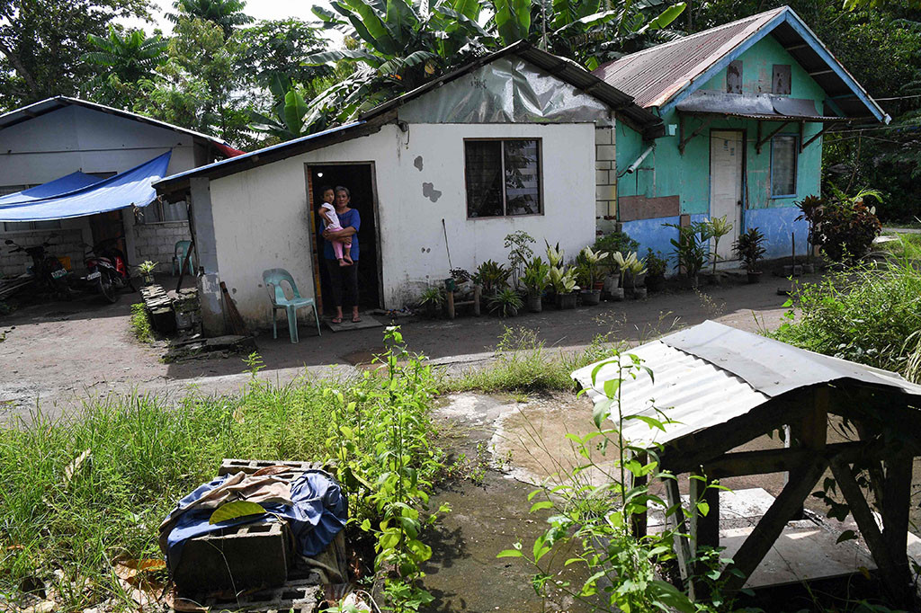 Angin kencang merobohkan rumah-rumah dan menumbangkan pepohonan ketika gelombang mirip tsunami yang ditimbulkan oleh badai melenyapkan sebagian besar masyarakat miskin pesisir pada tanggal 8 November 2013.